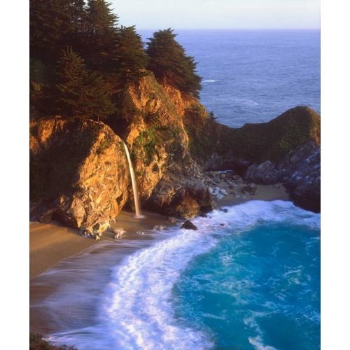 CA, Julia Pfeiffer Burns Waterfall on the coast